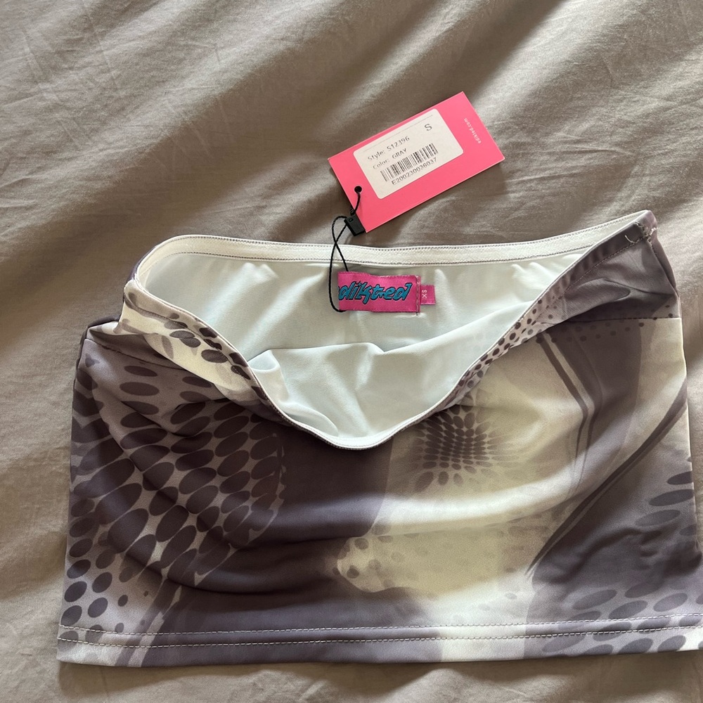 Edikted Gray and White Crop Top